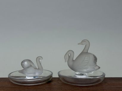 LALIQUE France
Deux baguiers Cygnes en cristal...