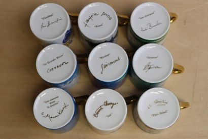 Dix tasses et soucoupes en porcelaine à décors...