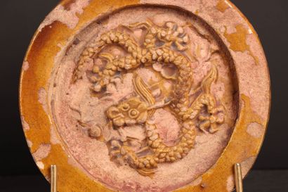 Tuile ronde estampée d'une dragon.
Provenant...