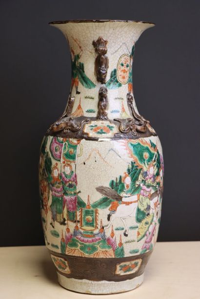 Grand vase en porcelaine de Nankin. 
H. :44...