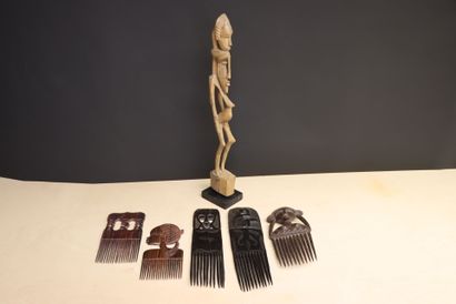 Cinq peignes africain en bois sculdpté et...
