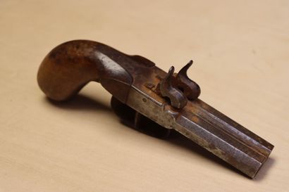 Pistolet à double canon à percussion. milieu...