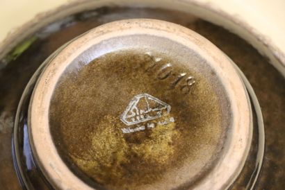 Plat creux et bol sur talon en céramique...