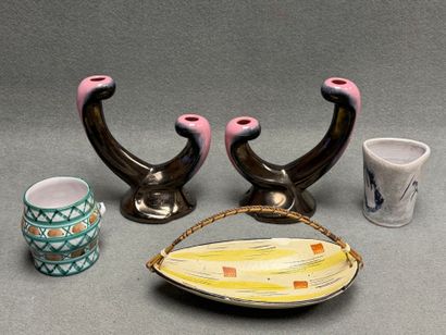 Paire de bougeoirs en faïence, vase, pot...