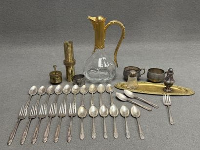 Lot comprenant:
Carafe, tasses, rond de serviette,...