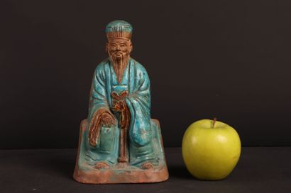 Statuette en terre cuite moulée: Dignitaire,...