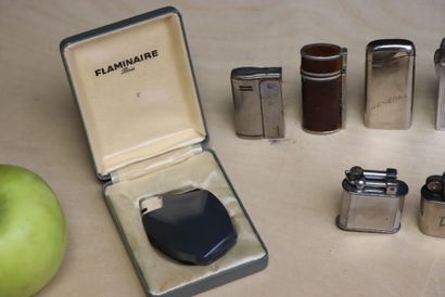 Collection de vingt neuf briquets. 
H. :...