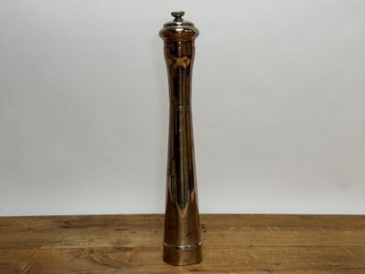 Grand moulin à poivre en métal argenté.
H:...