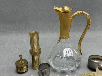 Lot comprenant:
Carafe, tasses, rond de serviette,...