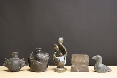 Deux vases, famille sculptures en pierre,...