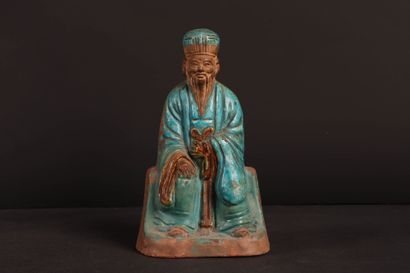 Statuette en terre cuite moulée: Dignitaire,...