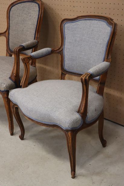 Deux fauteuils cabriolets de style Louis...