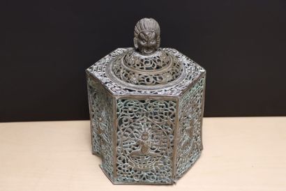 Tibet, XIXe
Lanterne hexagonale, en cuivre...