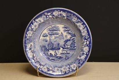 Plat creux en faïence anglaise 
H. :5 cm....