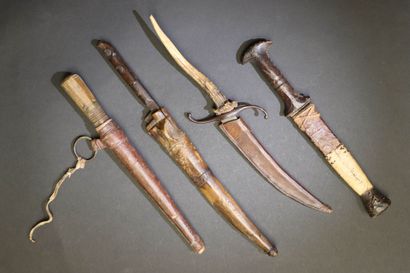 Quatre couteaux Afrique du Nord et un européen...