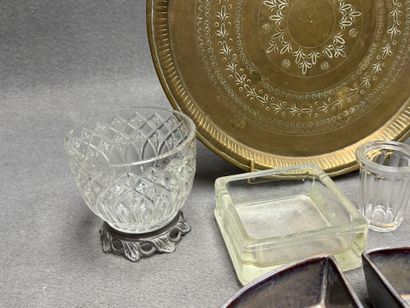 Lot comprenant: 
Vase, verres, vide poche,...