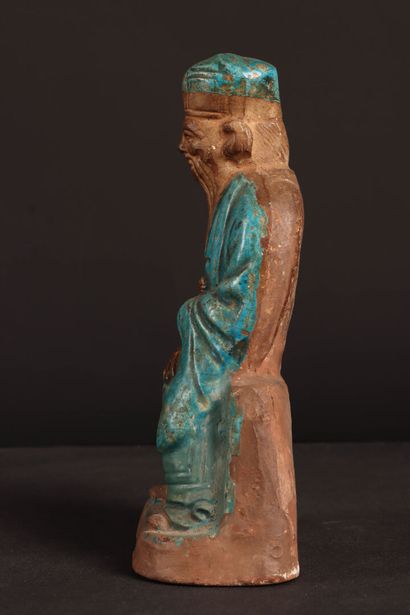 Statuette en terre cuite moulée: Dignitaire,...