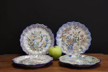 Nevers. 
Quatre petites assiettes en faïence....
