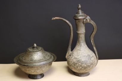 Aiguière et pot couvert en métal ciselée...