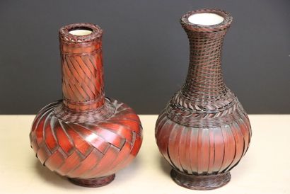 Paire de vases en porcelaine recouvert de...