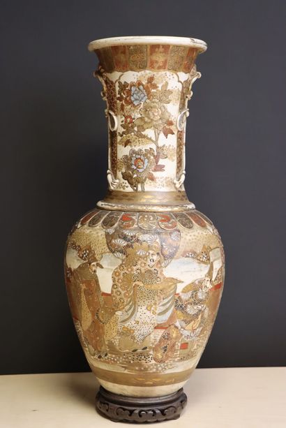 Grand vase en faïence de Satsuma sur socle...