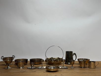 Lot de pièces en métal argenté; panier, coupes,...
