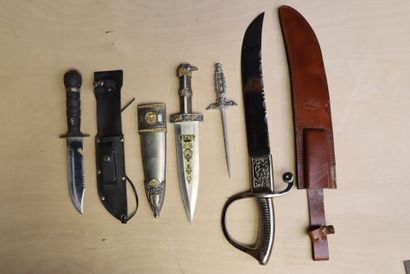 Trois poignards décoratifs et un sabre à...