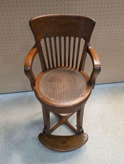 Fauteuil de barbier en chêne, assise canné...