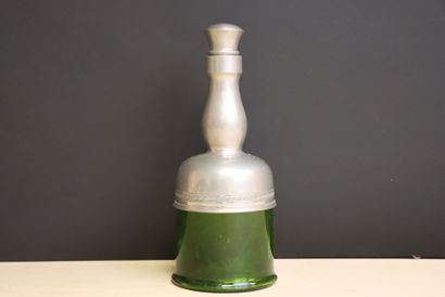Bouteille en verre et étain. 
H. :26 cm.