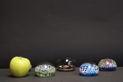 Collection de 5 boules presse papier sulfures...