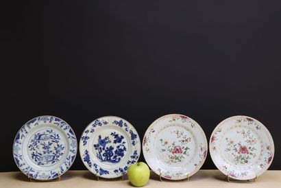Quatre assiettes en porcelaine de Chine XVII°...