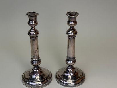 Paire de bougeoirs en argent doublé.
H: 27...
