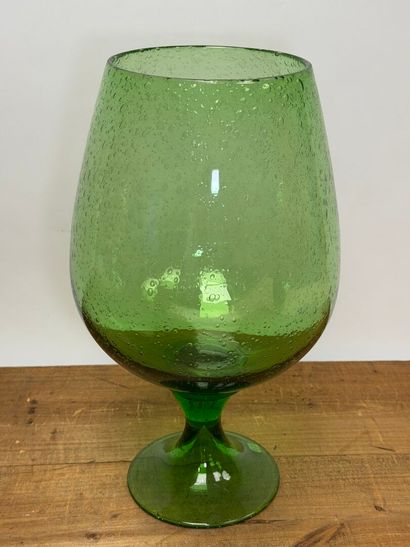 BIOT Grand vase et coupe en verre bullé ambré.
On...
