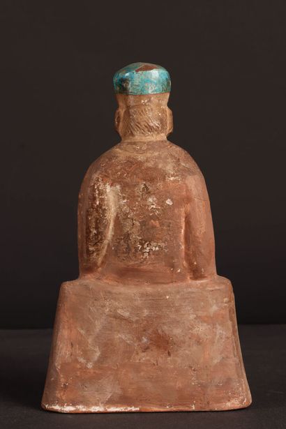 Statuette en terre cuite moulée: Dignitaire,...