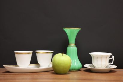 Lot comprenant:
Confiturier, vase en opaline...