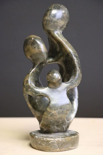 Deux vases, famille sculptures en pierre,...