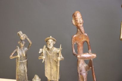 Douze sculptures africaines en bronze et...