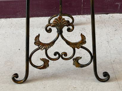 Grand chevalet en métal. 
H. :167 cm.