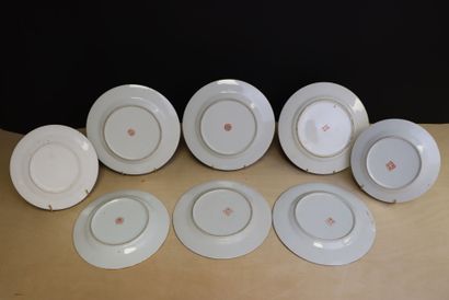 Huit assiettes en porcelaine de Chine XX°
D....