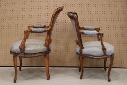 Deux fauteuils cabriolets de style Louis...