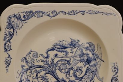 Trois plats en faïence à décor d'arabesques...