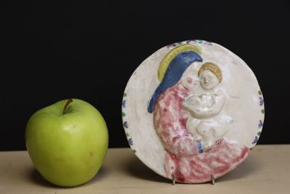 Vierge à l'enfant. 
médaillon en terre cuite...