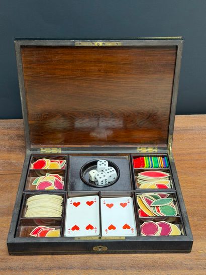 Coffret à jeux en bois noirci, marqueté de...