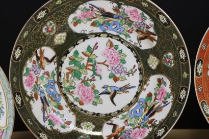 Huit assiettes en porcelaine de Chine XX°
D....