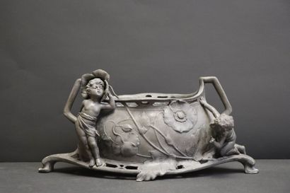 HERING Jardinière en étain Art Nouveau. 
15...