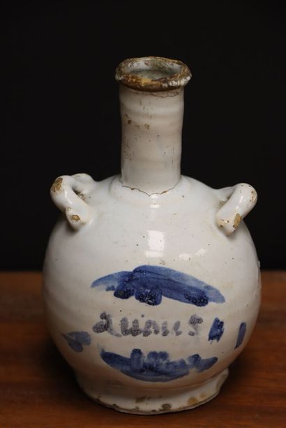 NEVERS XVIII°
Bouteille en faïence. 
H. :17...