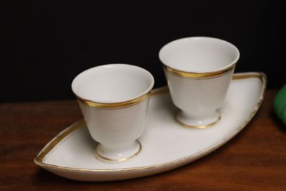 Lot comprenant:
Confiturier, vase en opaline...