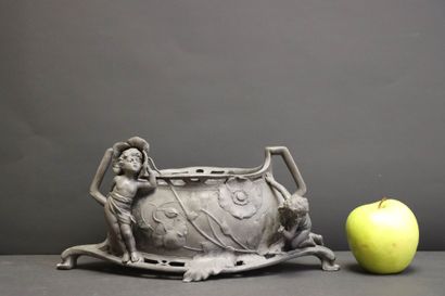 HERING Jardinière en étain Art Nouveau. 
15...