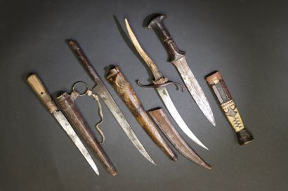 Quatre couteaux Afrique du Nord et un européen...