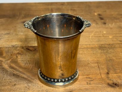 Timbale en argent soulignée d'une frise de...